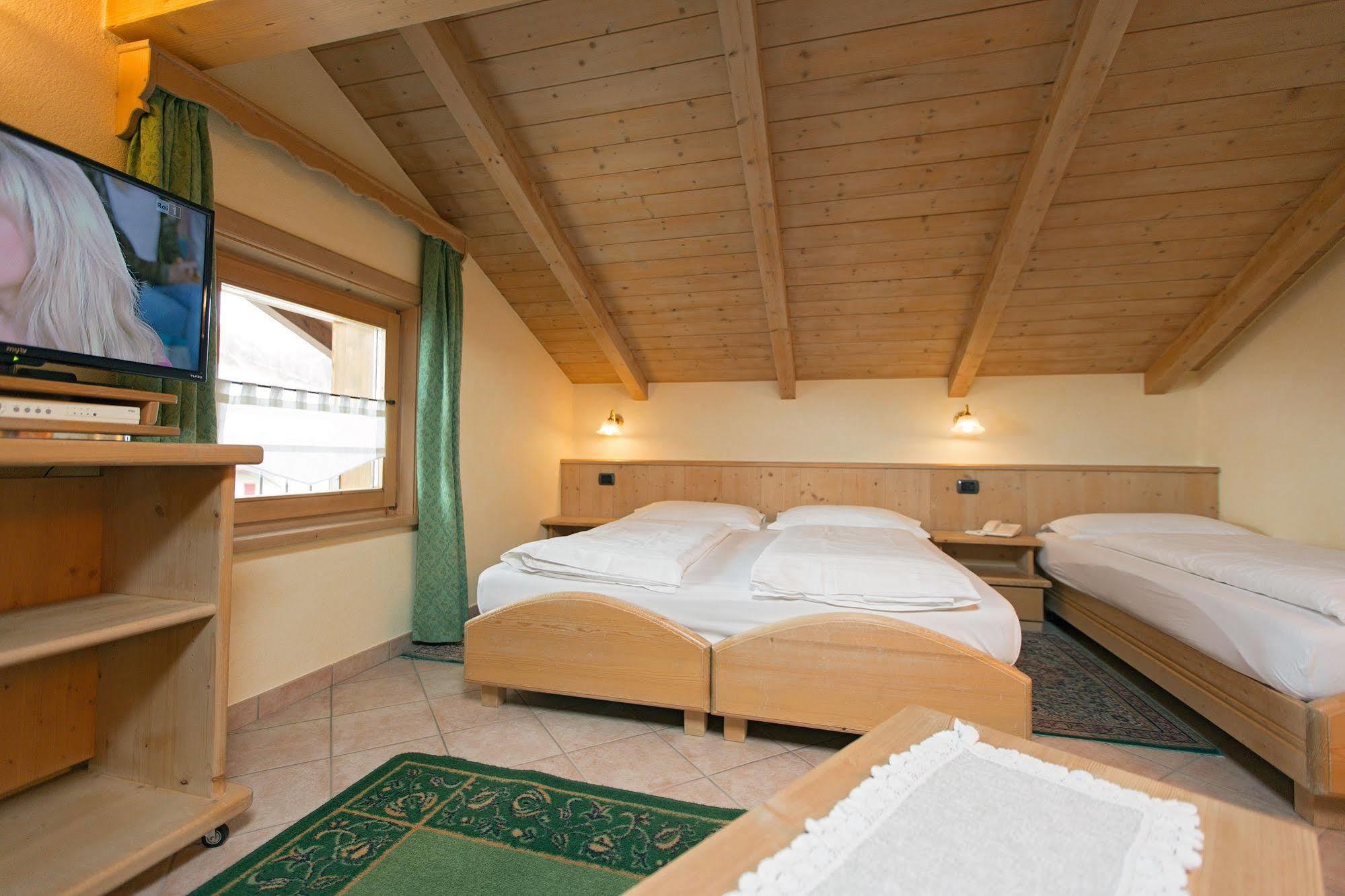 ליביניו Hotel Crosal מראה חיצוני תמונה